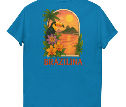 T-shirt bleu vibrant avec un design tropical inspiré du Brésil, représentant un coucher de soleil exotique, un toucan, des palmiers et des fleurs tropicales. Texte 'Brazilina' en orange en bas du motif. Vêtement évoquant la nature luxuriante et l'esprit festif du Brésil.