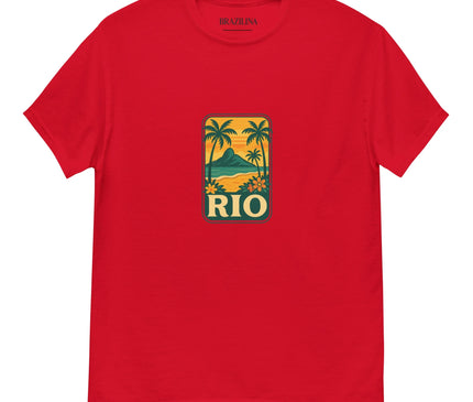 T-shirt rouge tropical inspiré de Rio de Janeiro et du Brésil avec un motif illustré de palmiers, du Pain de Sucre et des plages sur un fond jaune et vert. Parfait pour refléter la richesse culturelle et l'énergie festive de Rio.