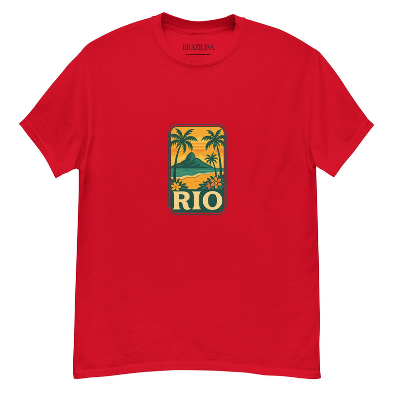 T-shirt rouge tropical inspiré de Rio de Janeiro et du Brésil avec un motif illustré de palmiers, du Pain de Sucre et des plages sur un fond jaune et vert. Parfait pour refléter la richesse culturelle et l'énergie festive de Rio.