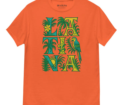 T-shirt orange avec un design vibrant inspiré du Brésil. Motifs tropicaux comprenant des feuilles de palmier, un perroquet, un soleil, et le mot 'LATINA' en lettres artistiques vertes et jaunes. Style reflétant la nature luxuriante, la culture festive et l'énergie de la forêt amazonienne, parfait pour un look estival et exotique.