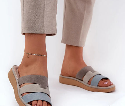 Sandales décontractées inspirées du Brésil en tons neutres et bleutés, avec un design élégant et confortable, parfaites pour une promenade en ville ou une journée ensoleillée, illustrant la mode et l'artisanat typiques des plages et soirées samba brésiliennes.