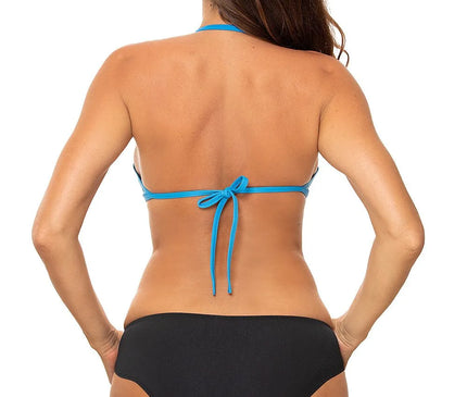 Dos d'une femme portant un maillot de bain inspiré de la culture brésilienne, avec un haut bleu noué dans le dos et un bas noir, évoquant l'élégance décontractée et l'esprit festif des plages emblématiques du Brésil comme Rio de Janeiro et Bahia.