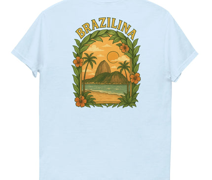 T-shirt avec design inspiré du Brésil, représentant un paysage tropical : palmiers, soleil couchant, plage et montagnes, entouré d'un cadre de feuillages et de fleurs. Le mot 'Brazilina' figure en haut de l'image, évoquant la culture et la nature luxuriante du Brésil.