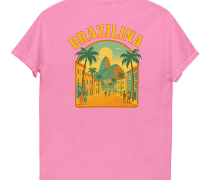 T-shirt rose avec un design inspiré des paysages tropicaux brésiliens, mettant en avant un motif de rue bordée de palmiers, des bâtiments colorés, et une vue du Pain de Sucre avec un coucher de soleil vibrant. Style décontracté évoquant l'énergie festive et chaleureuse du Brésil.
