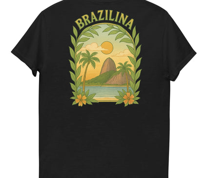 T-shirt noir avec un design inspiré du Brésil, mettant en avant des palmiers, un coucher de soleil, des feuilles tropicales et un paysage iconique avec une montagne et l'océan, entouré d'une bordure décorative de feuilles et fleurs, accompagné du texte 'Brazilina'. Parfait pour refléter la culture vibrante et tropicale du Brésil.