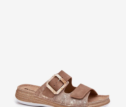 Sandales style brésilien décontracté avec boucles, aspect artisanal en cuir marron brillant, semelle confortable pour un look naturel et élégant, inspiré de l'esprit tropical du Brésil.