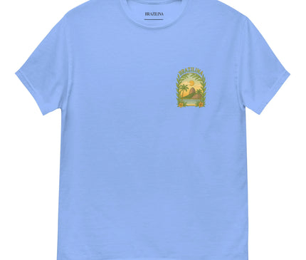 T-shirt bleu design Brésil, avec illustration tropicale de palmiers, coucher de soleil et feuilles, reflétant la nature vibrante et l'esprit festif brésilien.