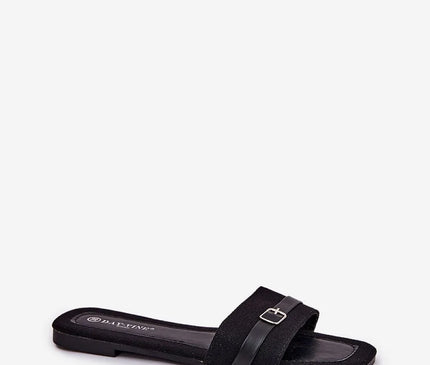 Sandales plates pour femmes en tissu noir avec une fine bride décorative et une boucle à l'avant. Semelle en cuir écologique et tissu, talon plat de 1 cm. Élégantes et confortables, idéales pour les journées estivales et à associer avec des robes légères ou des pantalons en tissu.