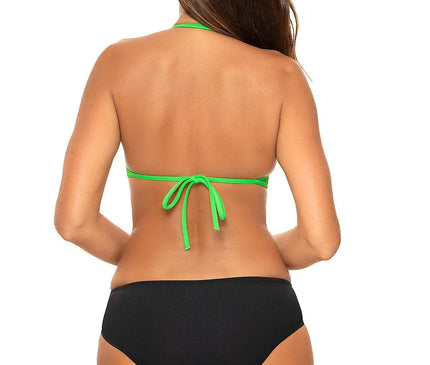 Dos d'une femme portant un maillot de bain 2 pièces composé d'un soutien-gorge vert noué dans le dos et d'une culotte noire à coupe confortable, en tissu italien Carvico Tessuti et idéal pour petites et moyennes poitrines. Produit de mode fabriqué en Pologne.