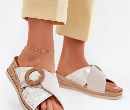Sandales estivales inspirées du Brésil, style décontracté et élégant avec une boucle décorative en bois, détails naturels et matériaux raffinés, parfaites pour un look rappelant les plages et l'esprit authentique brésilien.