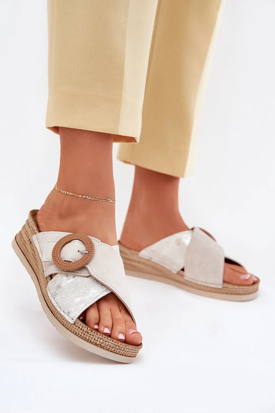 Sandales estivales inspirées du Brésil, style décontracté et élégant avec une boucle décorative en bois, détails naturels et matériaux raffinés, parfaites pour un look rappelant les plages et l'esprit authentique brésilien.
