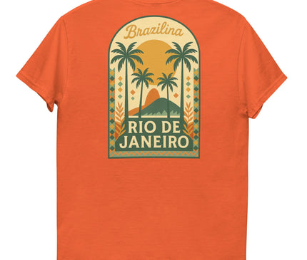 T-shirt orange au design vibrant inspiré de Rio de Janeiro, représentant des palmiers, un coucher de soleil et le célèbre Pain de Sucre, évoquant l'ambiance tropicale, les plages et la nature luxuriante du Brésil.
