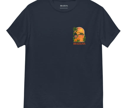 T-shirt bleu marine avec un motif tropical évoquant l'essence vibrante du Brésil, incluant un coucher de soleil, des palmiers et des fleurs exotiques. Le mot 'Brazilina' apparaît sous le design, illustrant les paysages tropicaux et l'ambiance chaleureuse du pays.