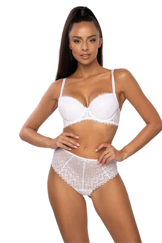 Sous-vêtement féminin élégant en dentelle blanche d'inspiration brésilienne, mettant en avant des motifs délicats et un design sensuel. Ce soutien-gorge et bas mettent en valeur l'élégance et la confiance, évoquant la culture vivante et festive du Brésil. Idéal pour celles recherchant un style sophistiqué et tropical.