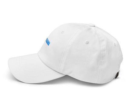 Casquette blanche inspirée de l'énergie de Copacabana, avec un design minimaliste et une inscription bleue, évoquant le style décontracté et festif de Rio de Janeiro, idéale pour un look élégant et tropical au quotidien.