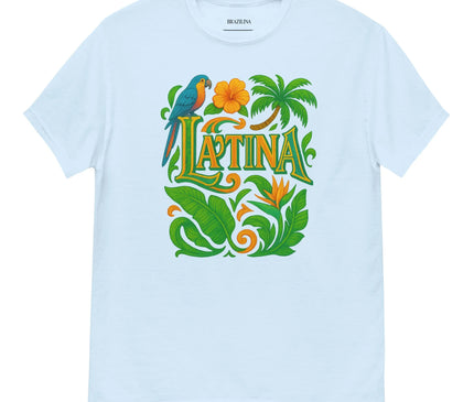 T-shirt blanc avec un design vibrant inspiré du Brésil, mettant en avant un perroquet coloré, des feuilles tropicales, une fleur exotique et une typographie artistique avec le mot 'Latina'. Motifs représentant la flore luxuriante des forêts tropicales brésiliennes et célébrant la culture festive et la biodiversité de la région.