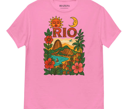 T-shirt rose avec un design vibrant inspiré de la culture et des paysages du Brésil, représentant les montagnes du Pain de Sucre, des plages, des maisons colorées de Rio de Janeiro, entourées de fleurs exotiques, avec un soleil et une lune illustrés, reflétant l'atmosphère tropicale et festive de la région.