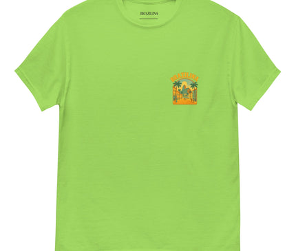 T-shirt vert vibrant avec un design tropical inspiré du Brésil. Petit motif sur la poitrine représentant des palmiers, des paysages de plage et l'inscription 'Brazilina' en orange. Une ode à l'énergie festive et ensoleillée de la culture brésilienne.