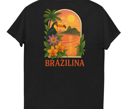 T-shirt noir sur le thème du Brésil avec un design tropical vibrant représentant un coucher de soleil, des palmiers, un toucan coloré et des fleurs exotiques. Le mot 'Brazilina' figure en lettres orange, capturant l'esprit festif et naturel du Brésil.
