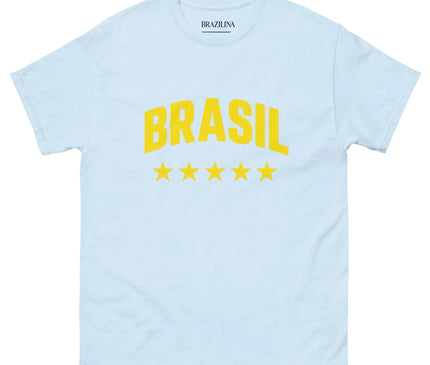 T-shirt bleu clair avec le texte 'BRASIL' en jaune et cinq étoiles jaunes en dessous, célébrant la culture brésilienne, l'héritage sportif et l'excellence, notamment en football. Un vêtement qui incarne la joie de vivre et la fierté nationale du Brésil.