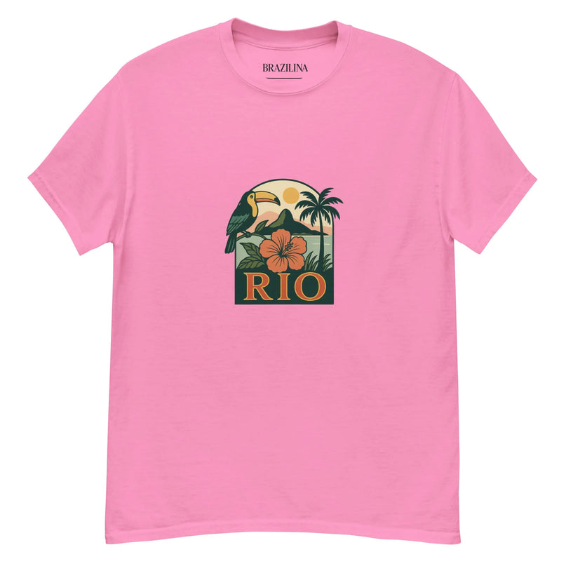 T-shirt rose avec un motif inspiré du Brésil, représentant un toucan, une fleur tropicale orange, des palmiers et une colline évoquant le paysage de Rio, avec le mot 'RIO' en lettres capitales. Design célébrant la nature exotique et l'énergie festive du Brésil.