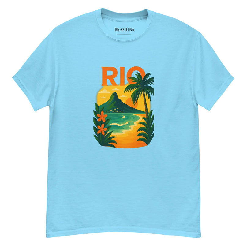 T-shirt bleu ciel avec un motif tropical inspiré du Brésil. Le design coloré inclut une plage dorée, une végétation luxuriante, des fleurs rouges, un palmier, un ciel ensoleillé et une montagne emblématique. Le mot 'RIO' est inscrit en orange vif, évoquant l'énergie et la beauté de Rio de Janeiro. Idéal pour refléter l'esprit tropical et festif du Brésil.