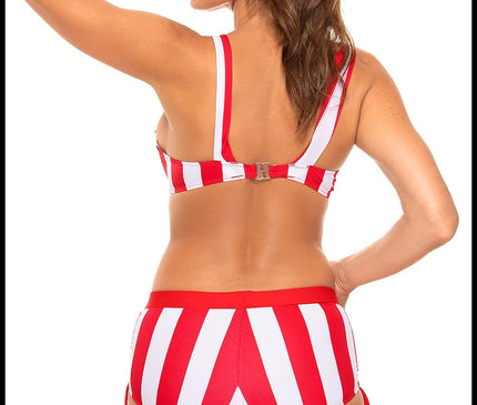 Maillot de bain deux pièces rouge et blanc avec rayures verticales, idéal pour petites et moyennes poitrines. Haut avec bretelles larges réglables et fermeture au dos, culotte basse en stretch avec cordons de serrage ajustables. Modèle fabriqué en tissu italien Carvico Tessuti, vu de dos.