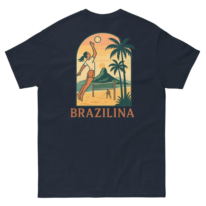 T-shirt bleu marine avec un design inspiré du Brésil représentant un paysage tropical vibrant avec des palmiers, une femme jouant au volleyball sur une plage ensoleillée, et un arrière-plan de montagnes. Texte 'Brazilina' en lettres orange, reflétant l'énergie et la culture festive brésilienne.
