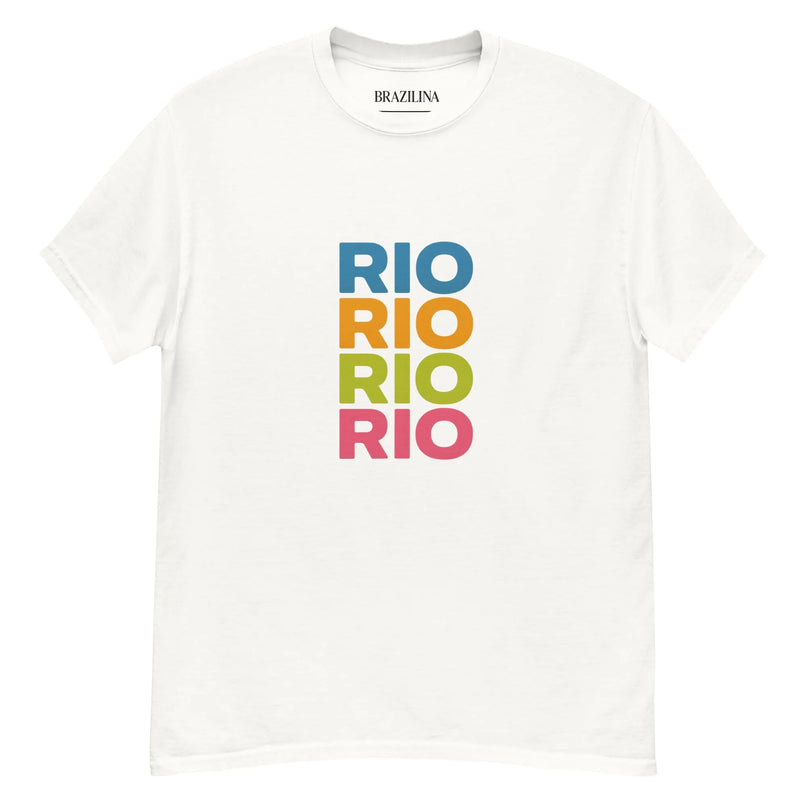 T-shirt blanc inspiré du Brésil avec le design coloré 'RIO' répété en bleu, orange, vert et rose, représentant l'énergie et l'esprit vibrant de Rio de Janeiro, idéal pour un style moderne et tropical.