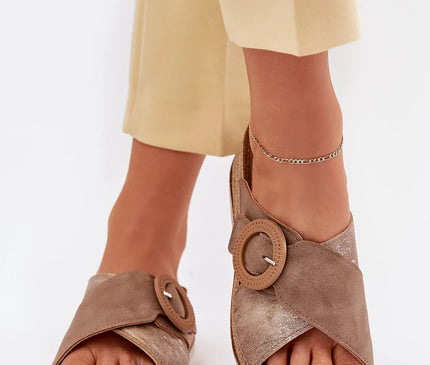Sandales pour femmes de la marque Inblu, couleur beige, montées sur un talon compensé de 5 cm avec une semelle en daim naturel pour le confort. Elles présentent une boucle décorative élégante et un style estival parfait pour les journées chaudes, portées avec un pantalon clair.
