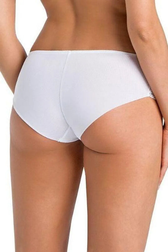 Slip Amelia pour femme en blanc, en maille délicate avec dentelle florale à l'avant, coutures invisibles à l'arrière pour un effet lisse sous les vêtements. Élégant, confortable, idéal pour un usage quotidien ou des occasions spéciales.