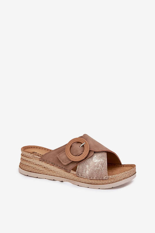 Sandales pour femmes Inblu avec semelle intérieure en cuir suédé naturel, talon compensé de 5 cm, design élégant avec boucle décorative et détails brillants, parfait pour les journées chaudes et les tenues décontractées.