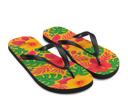 Tongs au design tropical inspiré de la flore brésilienne, avec des motifs colorés de fleurs exotiques rouges et jaunes, feuillages verts et l'ambiance festive des plages du Brésil. Accessoire idéal pour les journées ensoleillées et un style exotique.