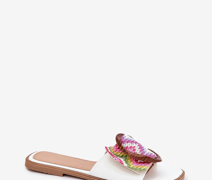 Sandales brésiliennes décontractées et élégantes pour femmes, avec un design inspiré des motifs traditionnels brésiliens. Tissage coloré sur bride blanche et semelle plate en cuir synthétique, parfaites pour un style tropical, plage ou urbain.
