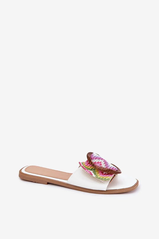 Sandales brésiliennes décontractées et élégantes pour femmes, avec un design inspiré des motifs traditionnels brésiliens. Tissage coloré sur bride blanche et semelle plate en cuir synthétique, parfaites pour un style tropical, plage ou urbain.