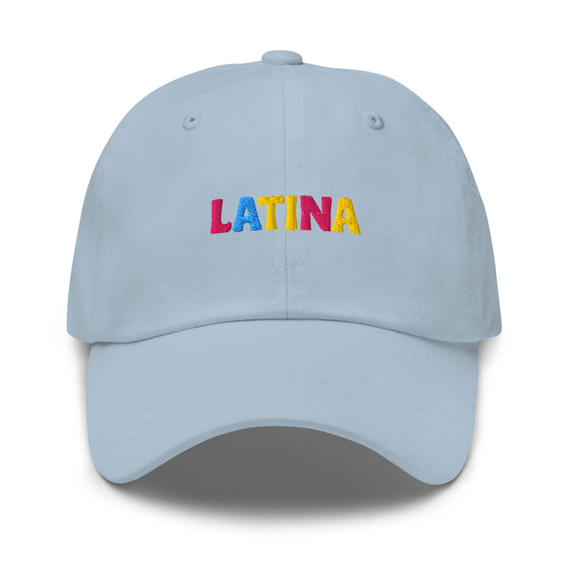 Casquette bleu clair avec le mot 'LATINA' brodé en lettres colorées rouge, bleu, rose et jaune, symbolisant l'esprit vibrant et joyeux du Brésil et célébrant les racines culturelles latino-américaines et brésiliennes.