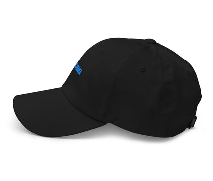 Casquette noire inspirée de l'énergie légendaire de Copacabana, avec inscription bleue, évoquant le style décontracté et festif de Rio de Janeiro, idéale pour un look tropical allié à l'élégance et à la liberté.