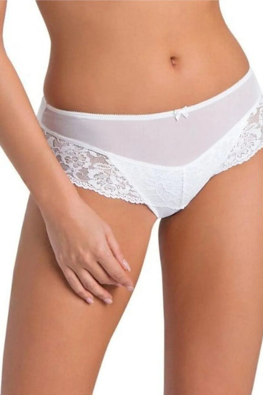 Slip pour femme modèle Amelia, blanc, confectionné en maille avec une délicate dentelle florale sur le devant. Design sans couture à l'arrière pour un effet invisible sous des vêtements ajustés. Taille élastique confortable et doublure en coton absorbant l'humidité, garantissant confort et fraîcheur tout au long de la journée. Lingerie élégante et féminine, adaptée aux occasions spéciales et à un usage quotidien.