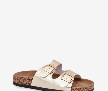 Sandales dorées en cuir synthétique avec deux brides ajustables à boucles dorées, semelle ergonomique en liège et base noire antidérapante, inspirées du style décontracté des plages brésiliennes, parfaites pour un look estival élégant et confortable.