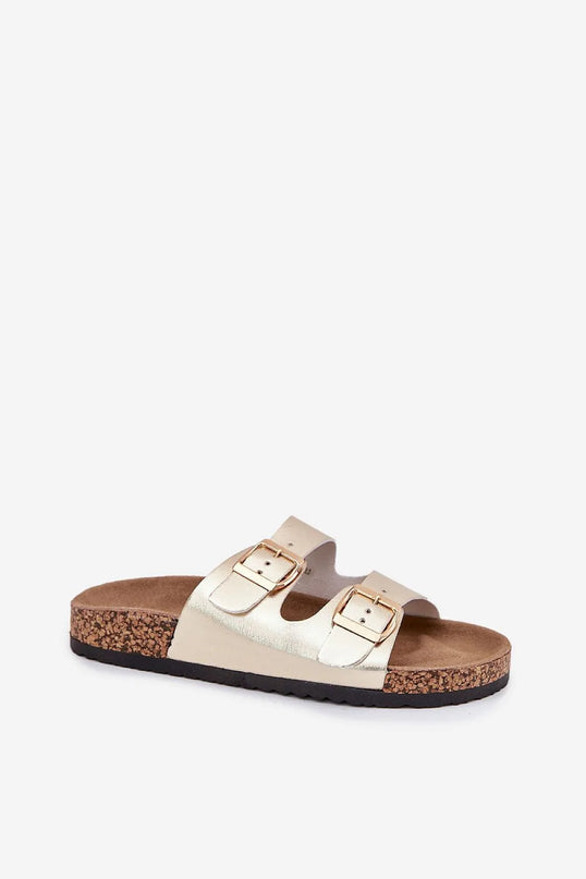 Sandales dorées en cuir synthétique avec deux brides ajustables à boucles dorées, semelle ergonomique en liège et base noire antidérapante, inspirées du style décontracté des plages brésiliennes, parfaites pour un look estival élégant et confortable.