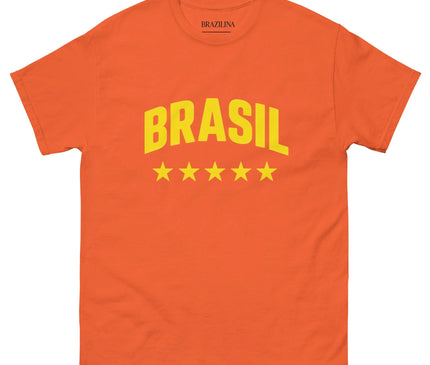 T-shirt orange avec l'inscription 'Brasil' en lettres jaunes et cinq étoiles jaunes, inspiré par l'énergie vibrante et la culture riche du Brésil. Idéal pour célébrer l'héritage du football brésilien et afficher la fierté nationale avec style.