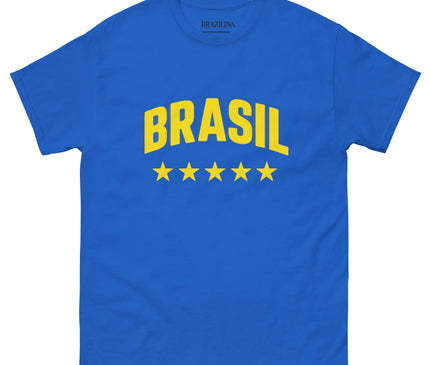 T-shirt bleu avec l'inscription 'Brasil' en jaune et cinq étoiles jaunes en dessous, célébrant l'héritage sportif et culturel du Brésil, symbole de fierté nationale et de passion pour le football.