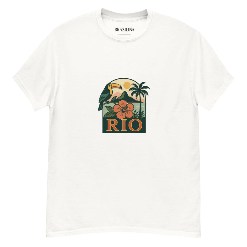 T-shirt blanc avec un design inspiré du Brésil, mettant en avant un toucan, une fleur tropicale colorée et un paysage tropical avec des palmiers et des montagnes, accompagné du mot 'RIO'. Un hommage à l'exotisme, la nature luxuriante et l'énergie festive du Brésil.