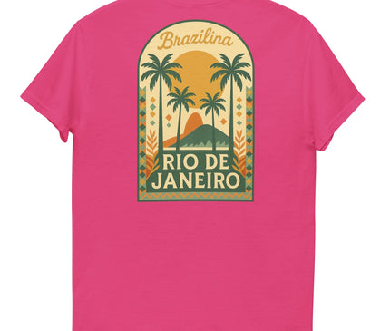 T-shirt rose avec un design inspiré de Rio de Janeiro, représentant des palmiers, un coucher de soleil et un paysage tropical, évoquant l'énergie vibrante et l'élégance du Brésil. Motifs colorés et texte 'Brazilina Rio de Janeiro' en évidence, idéal pour un look décontracté et estival.