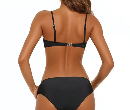 Vue arrière d'un maillot de bain noir inspiré de la mode brésilienne, mettant en valeur une coupe moderne et élégante adaptée à l'esprit festif et libre des plages comme Copacabana et Ipanema.