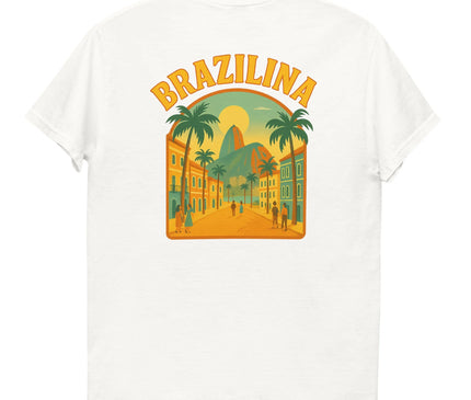 T-shirt blanc avec un design tropical inspiré du Brésil, illustrant des palmiers, des bâtiments colorés et une rue ensoleillée menant vers un paysage de montagne emblématique, symbolisant l'ambiance festive et chaleureuse du pays.
