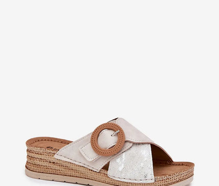 Sandales inspirées des plages du Brésil, combinant confort et élégance décontractée, avec une semelle tressée naturelle, une boucle circulaire en bois et des détails argentés, parfaites pour un style authentique et estival.