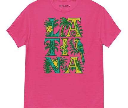 T-shirt rose vibrant avec le mot 'LATINA' en grandes lettres décoratives vertes et jaunes, ornées de motifs tropicaux tels que des feuilles de palmier, un perroquet, une fleur et un soleil, symbolisant la nature et la culture brésiliennes.