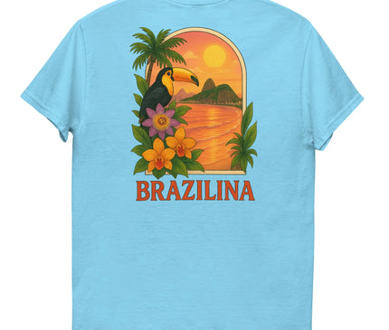 T-shirt bleu clair avec un design inspiré du Brésil représentant un coucher de soleil exotique, un toucan, des fleurs tropicales et des palmiers. Texte 'Brazilina' en rouge en bas du visuel. Un motif célébrant l'énergie et la nature vibrante du Brésil.