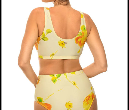 Maillot de bain inspiré de la culture brésilienne avec des motifs floraux jaunes et oranges, coupe rétro élégante à taille haute et dos couvrant, évoquant l'esprit ensoleillé des plages iconiques du Brésil comme Ipanema et Copacabana.